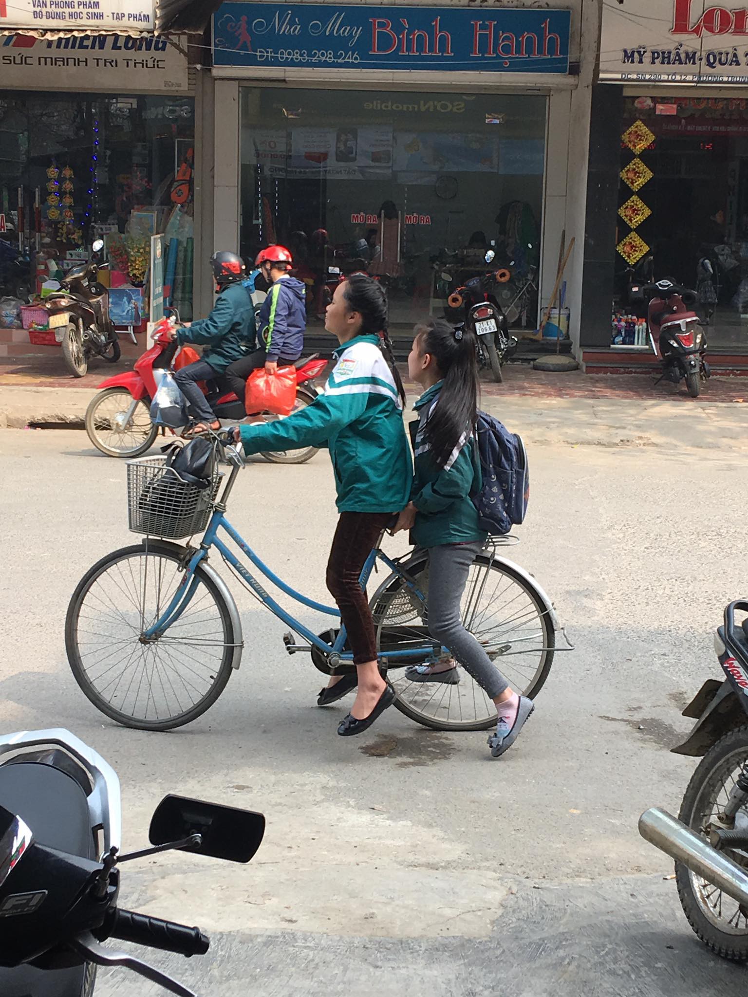 Bé gái được mẹ cho 10k ăn sáng vẫn mạnh dạn đi mua trả góp iPhone nhưng điều ai cũng chú ý là chất giọng anh bán hàng Bé gái được mẹ cho 10k ăn sáng vẫn mạnh dạn đi mua trả góp iPhone nhưng điều ai cũng chú ý là chất giọng anh bán hàng