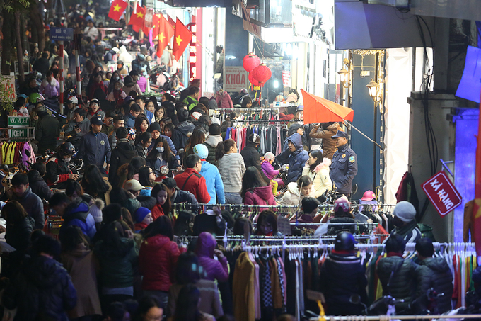 Người Hà Nội chen chân mua sắm trên vỉa hè