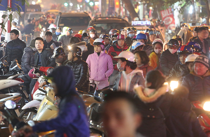 Người Hà Nội chen chân mua sắm trên vỉa hè