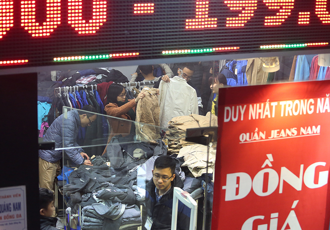 Người Hà Nội chen chân mua sắm trên vỉa hè