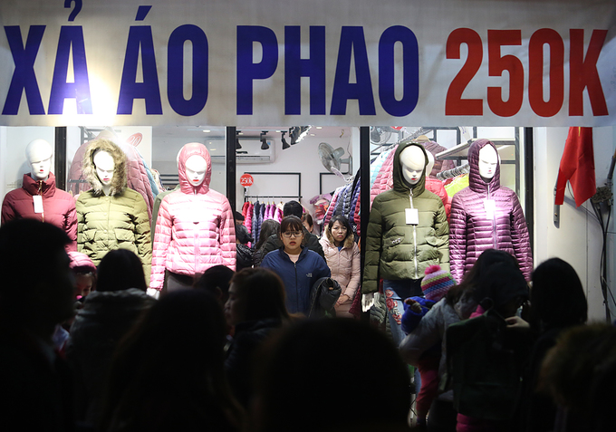 Người Hà Nội chen chân mua sắm trên vỉa hè