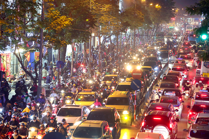 Người Hà Nội chen chân mua sắm trên vỉa hè