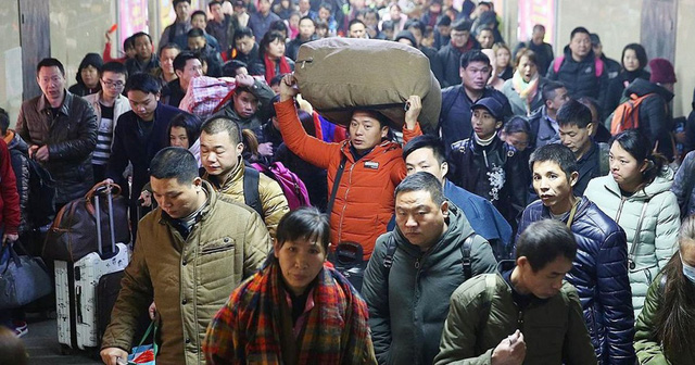 ‘Ngán’ xe cộ, người đàn ông chạy bộ 211km về quê ăn tết