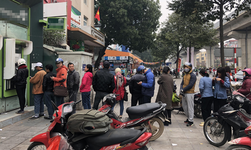 Phòng giao dịch, ATM đông nghẹt trong ngày 28 Tết