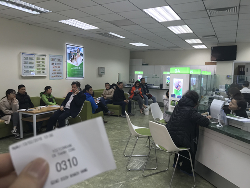 Phòng giao dịch, ATM đông nghẹt trong ngày 28 Tết