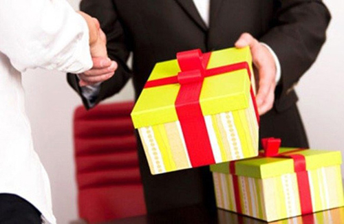 Cục chống tham nhũng nhận nhiều cuộc gọi về quà Tết trái quy định