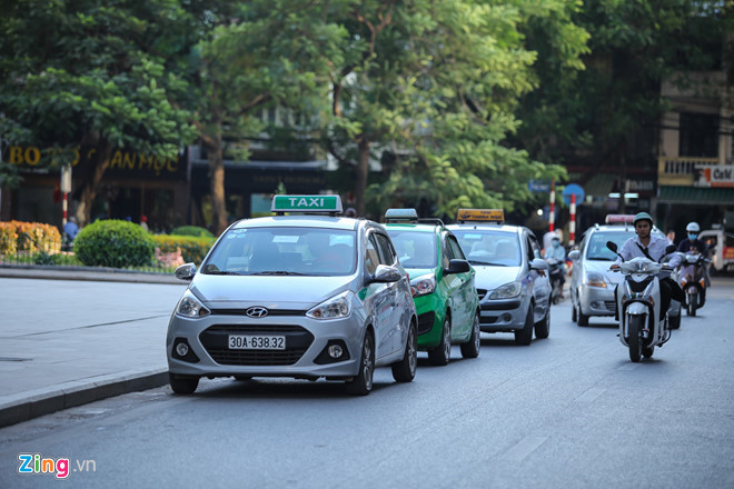 Taxi hét giá 150.000 đồng cho 3 km, shipper chảnh không nhận khách