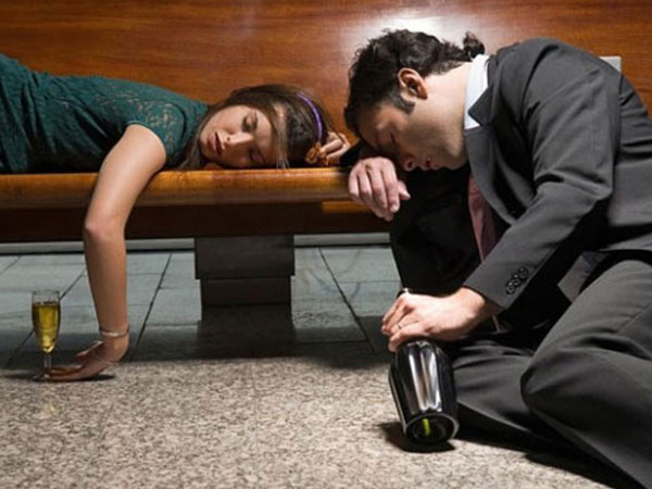 Gần Tết, sếp nữ thường gọi chồng tôi đi tiếp khách tới khuya