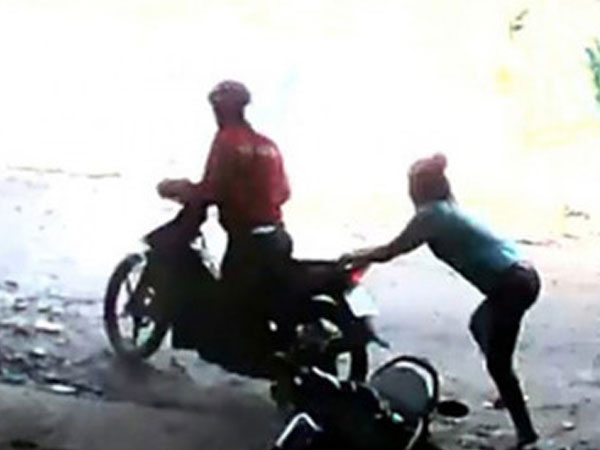 Lừa bạn gái lên chùa để trộm cắp xe