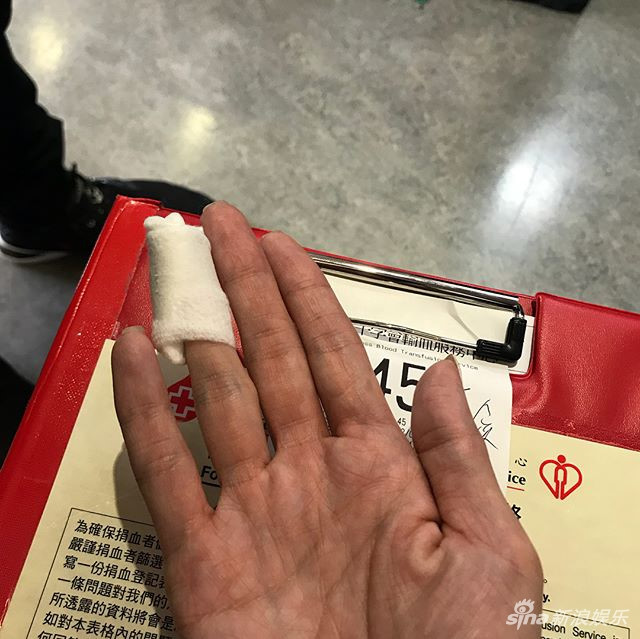 Trương Bá Chi hiến máu cho nạn nhân vụ lật xe buýt ở Hong Kong