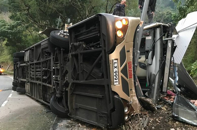 Trương Bá Chi hiến máu cho nạn nhân vụ lật xe buýt ở Hong Kong