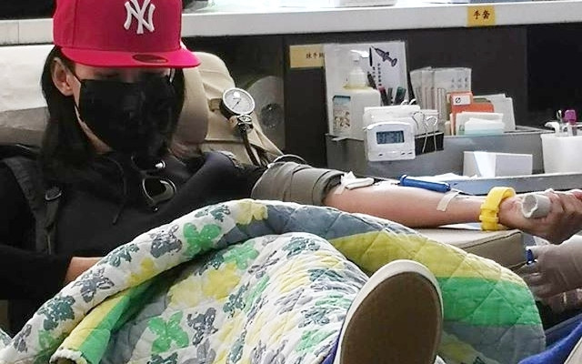 Trương Bá Chi hiến máu cho nạn nhân vụ lật xe buýt ở Hong Kong