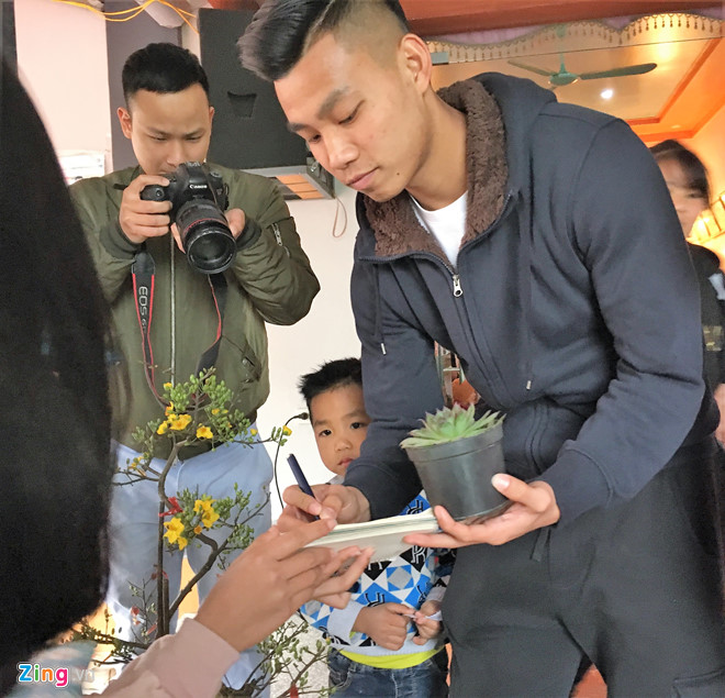 Văn Thanh phụ cha mổ lợn quay đãi họ hàng ngày cuối năm