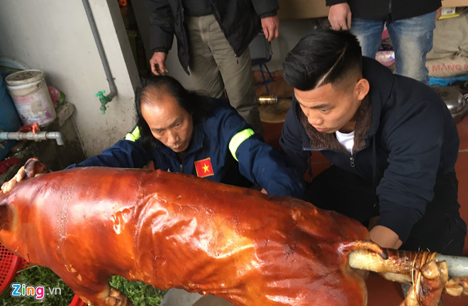 Văn Thanh phụ cha mổ lợn quay đãi họ hàng ngày cuối năm