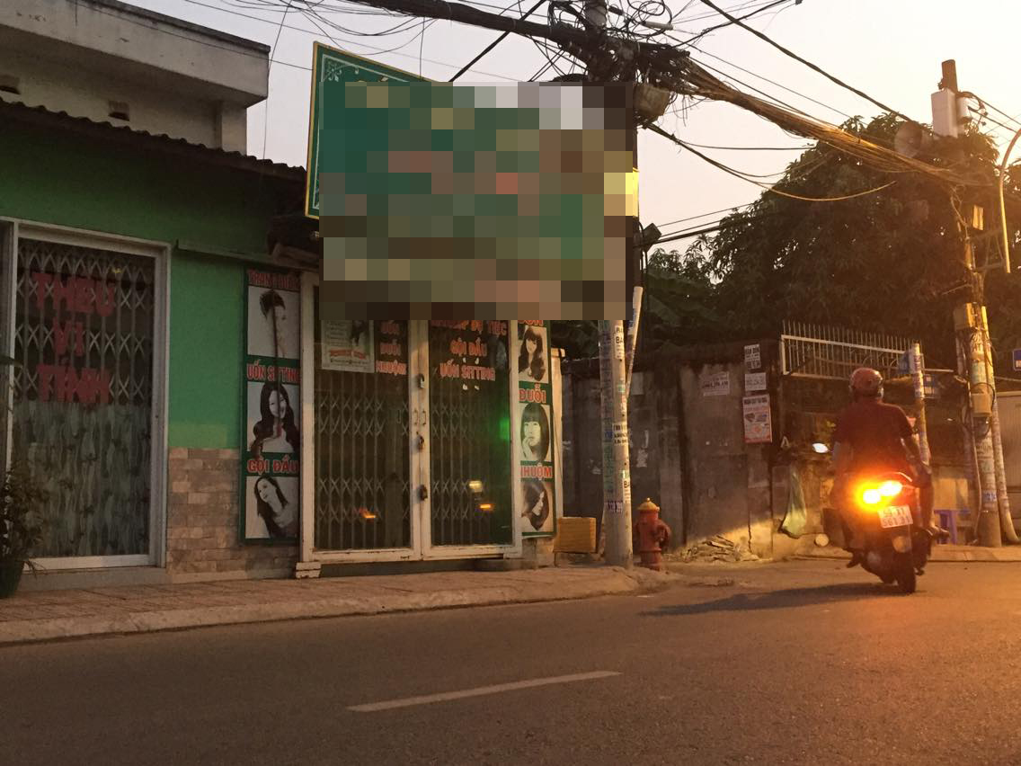 Bị bạn gái cự tuyệt tình cảm, một thanh niên rút dao tự sát