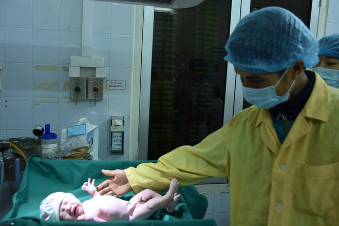 Tâm sự của những bác sĩ sản khoa túc trực bệnh viện đón các thiên thần vào dịp Tết