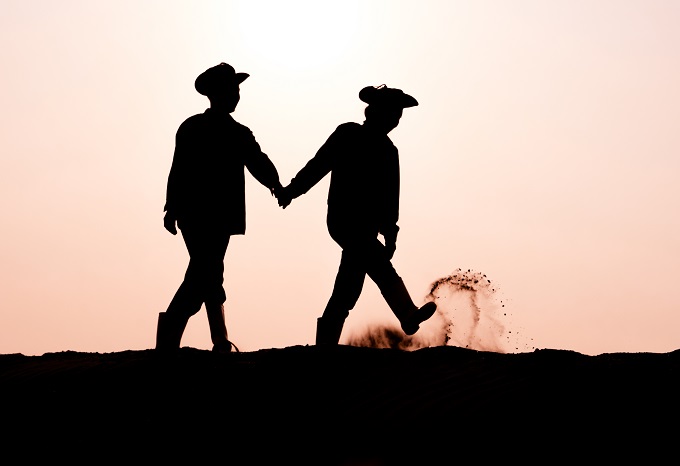 Bộ ảnh trên cánh đồng cà rốt của cặp vợ chồng nông dân gây sốt ngày 14/2