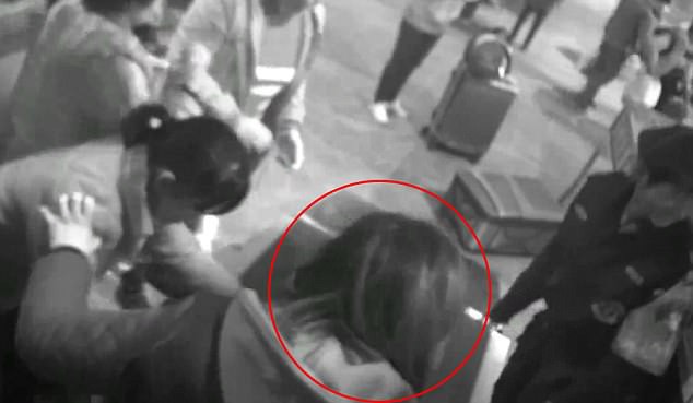 Dở khóc dở cười với người phụ nữ bất chấp trèo vào máy kiểm tra an ninh ở một nhà ga vì lý do không ai ngờ