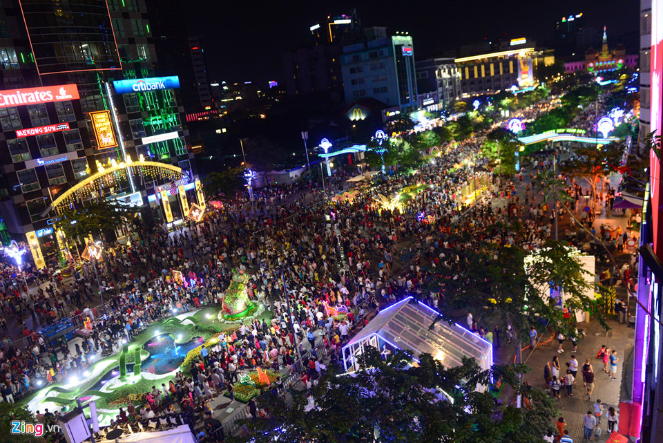 Hàng nghìn người đổ về đường hoa Nguyễn Huệ trong đêm khai mạc
