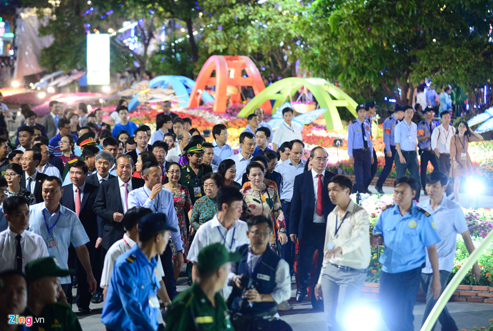 Hàng nghìn người đổ về đường hoa Nguyễn Huệ trong đêm khai mạc