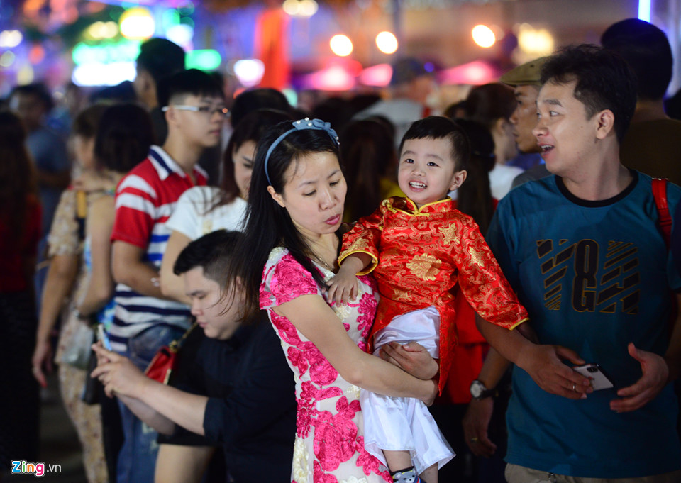 Hàng nghìn người đổ về đường hoa Nguyễn Huệ trong đêm khai mạc