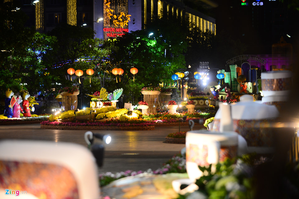 Hàng nghìn người đổ về đường hoa Nguyễn Huệ trong đêm khai mạc