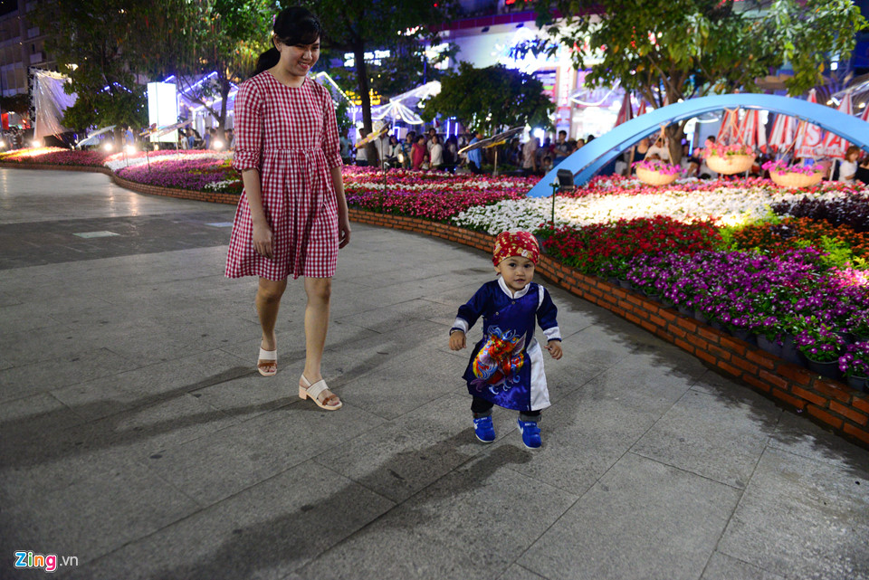 Hàng nghìn người đổ về đường hoa Nguyễn Huệ trong đêm khai mạc