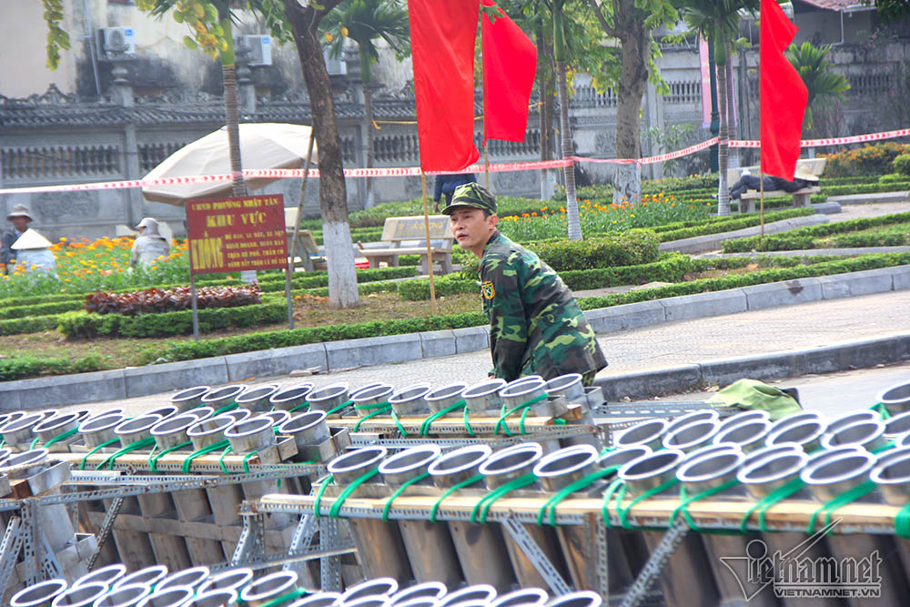 Ráo riết dựng trận địa pháo hoa cho đêm Giao thừa Ráo riết dựng trận địa pháo hoa cho đêm Giao thừa