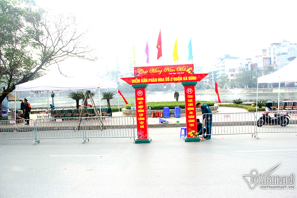 Ráo riết dựng trận địa pháo hoa cho đêm Giao thừa