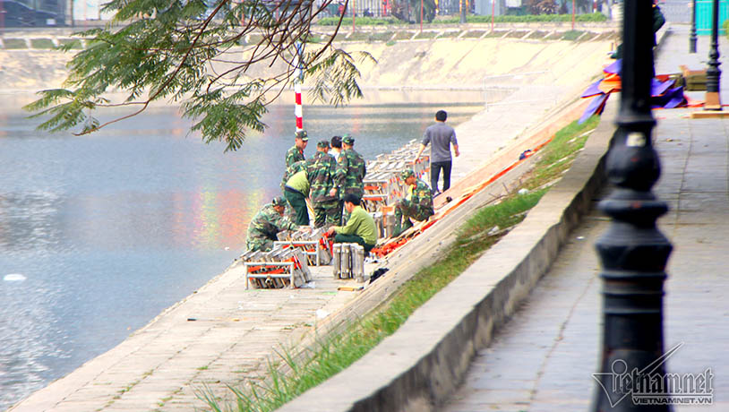 Ráo riết dựng trận địa pháo hoa cho đêm Giao thừa