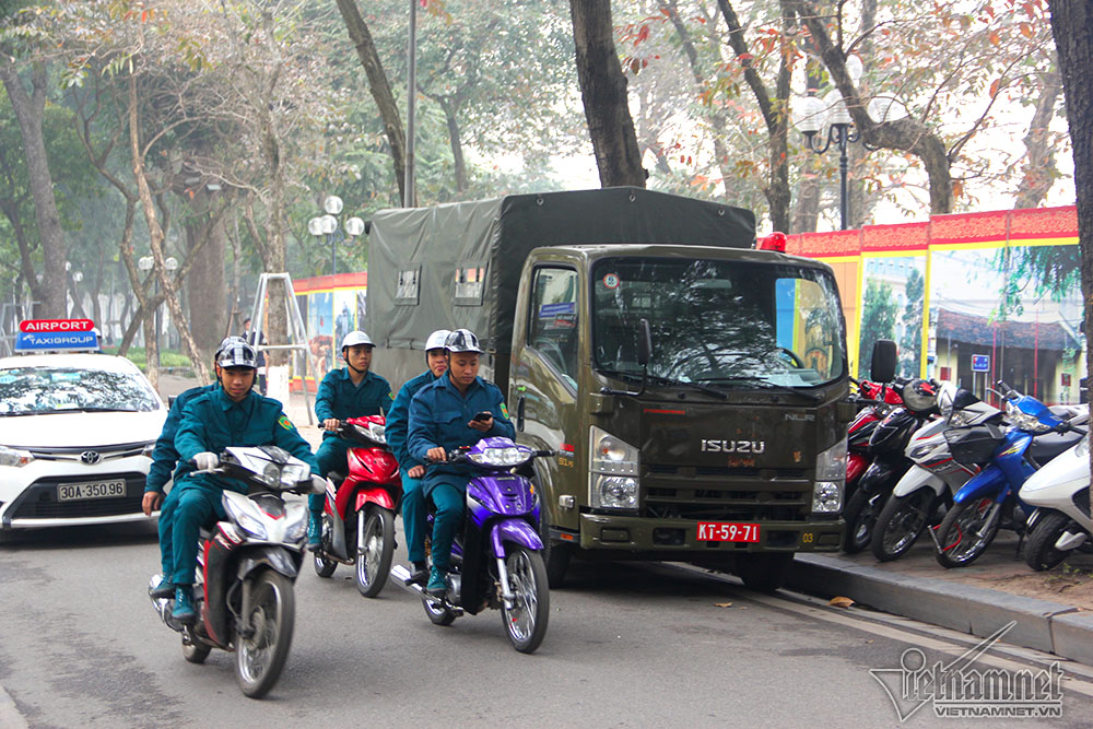 Ráo riết dựng trận địa pháo hoa cho đêm Giao thừa