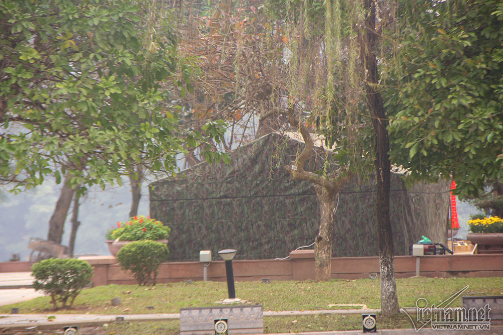 Ráo riết dựng trận địa pháo hoa cho đêm Giao thừa