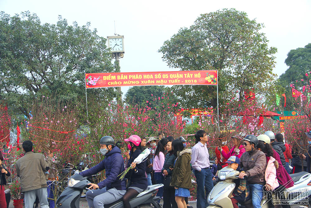 Ráo riết dựng trận địa pháo hoa cho đêm Giao thừa