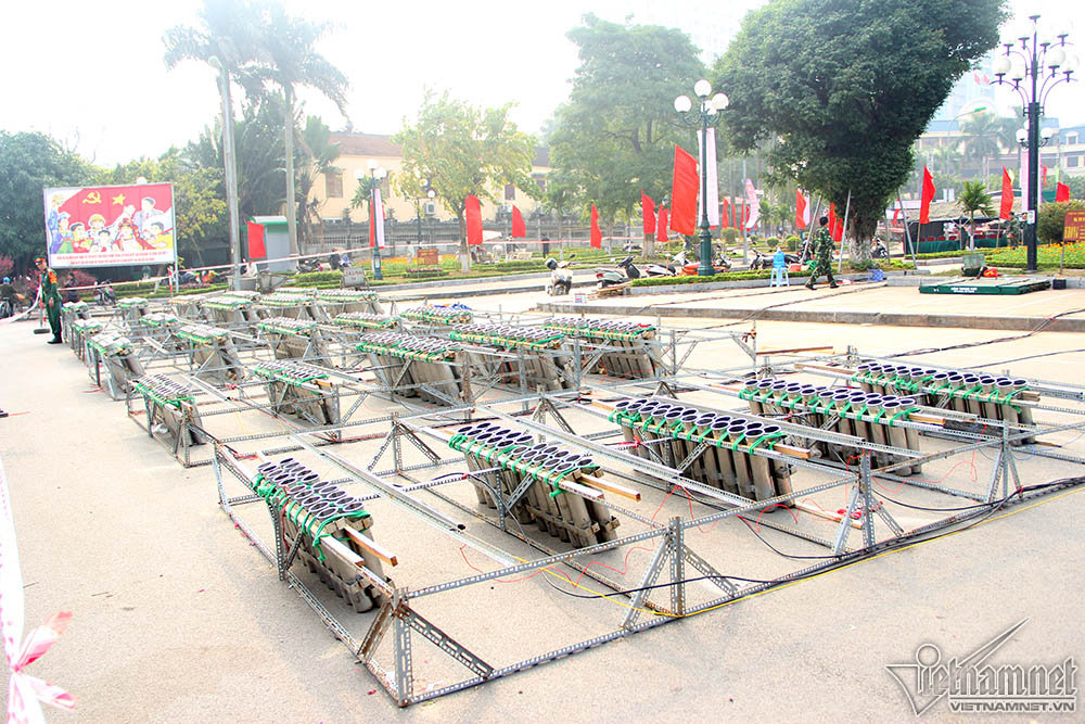Ráo riết dựng trận địa pháo hoa cho đêm Giao thừa