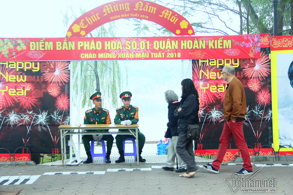 Ráo riết dựng trận địa pháo hoa cho đêm Giao thừa