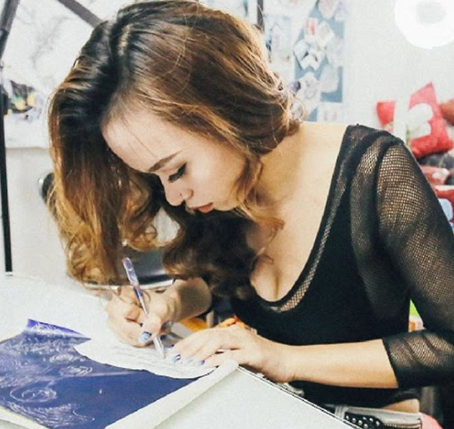 Nữ thợ xăm nóng bỏng nâng khăn sửa túi cho dàn Táo chầu trời