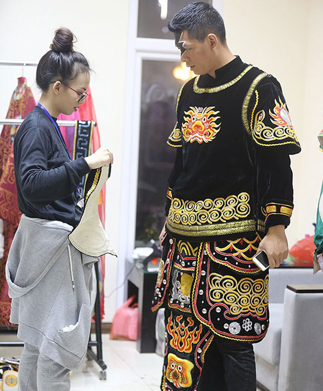 Nữ thợ xăm nóng bỏng nâng khăn sửa túi cho dàn Táo chầu trời