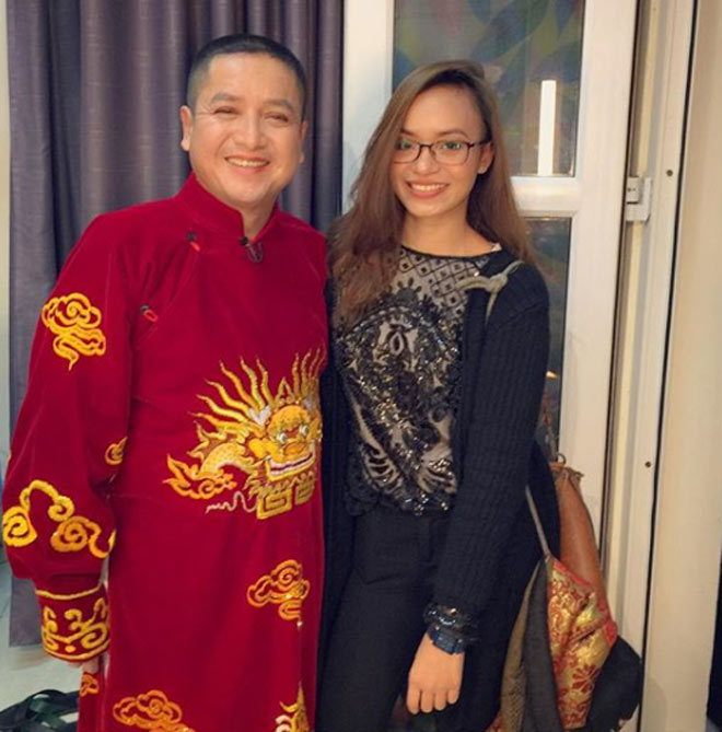 Nữ thợ xăm nóng bỏng nâng khăn sửa túi cho dàn Táo chầu trời