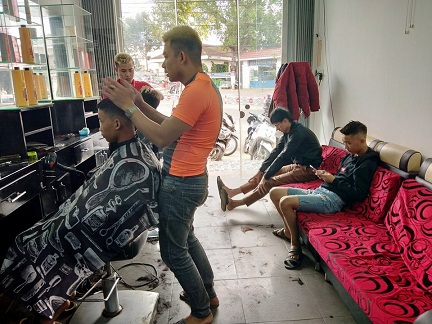 Salon tóc, tiệm sửa xe hốt cả chục triệu/ngày dịp Tết