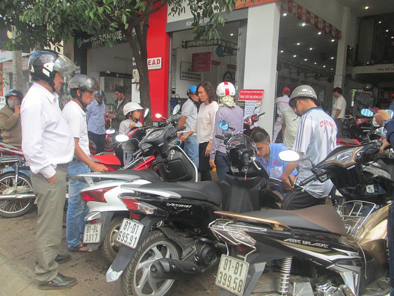 Salon tóc, tiệm sửa xe hốt cả chục triệu/ngày dịp Tết