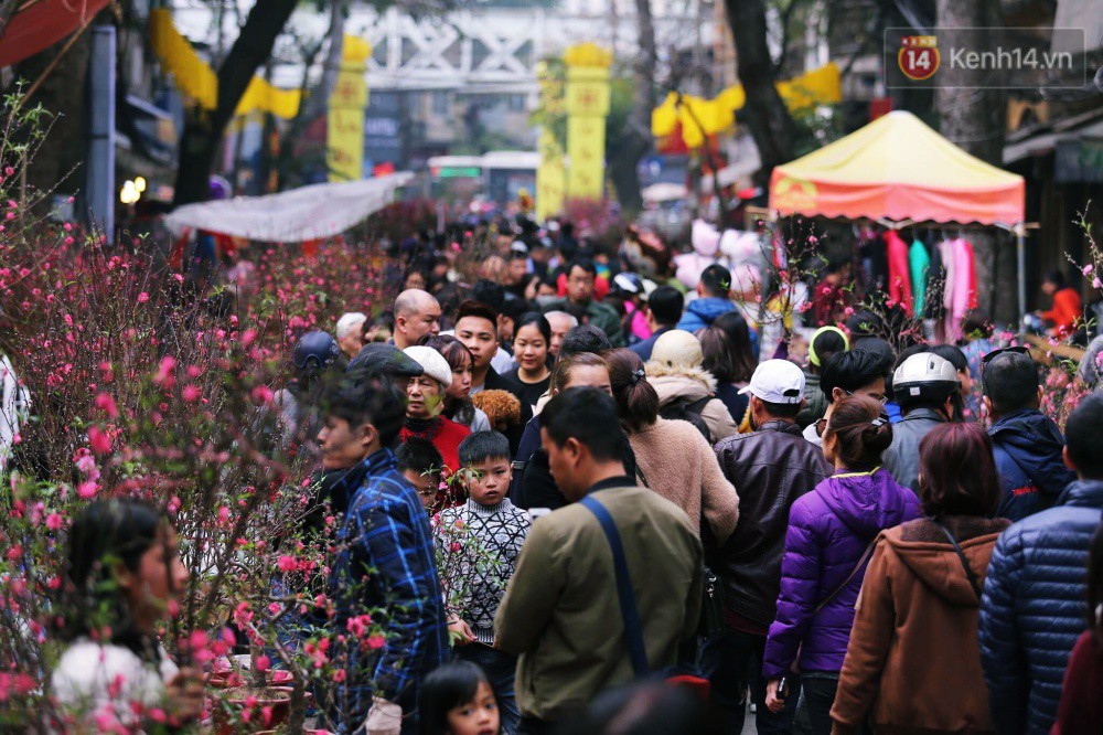Chiều 29 Tết, người dân thủ đô đổ dồn về phố cổ để mua sắm và cảm nhận không khí Tết ngập tràn