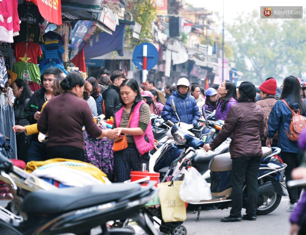 Chiều 29 Tết, người dân thủ đô đổ dồn về phố cổ để mua sắm và cảm nhận không khí Tết ngập tràn