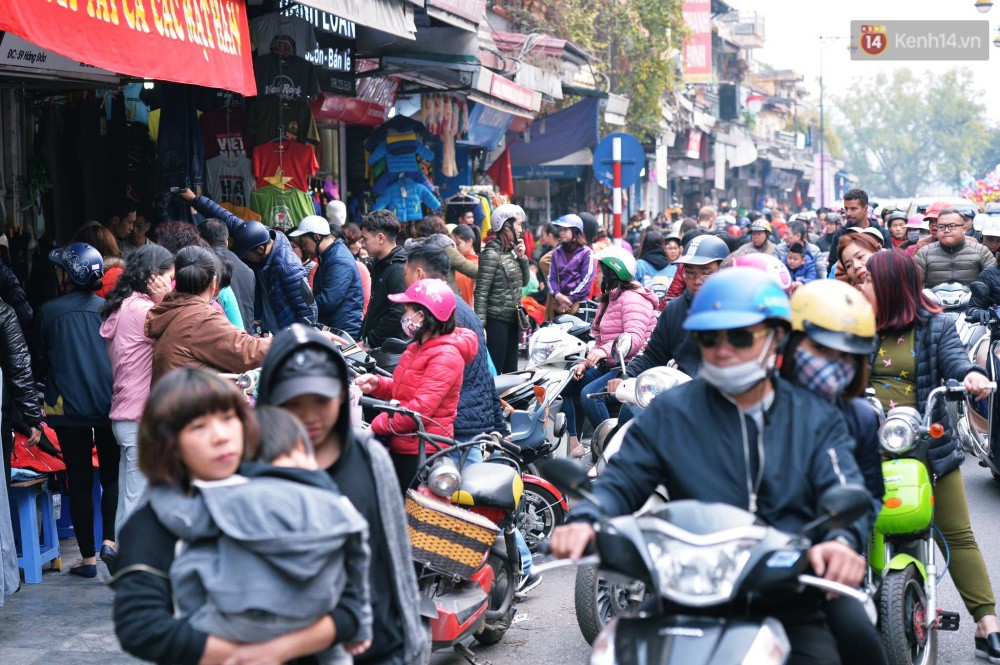 Chiều 29 Tết, người dân thủ đô đổ dồn về phố cổ để mua sắm và cảm nhận không khí Tết ngập tràn