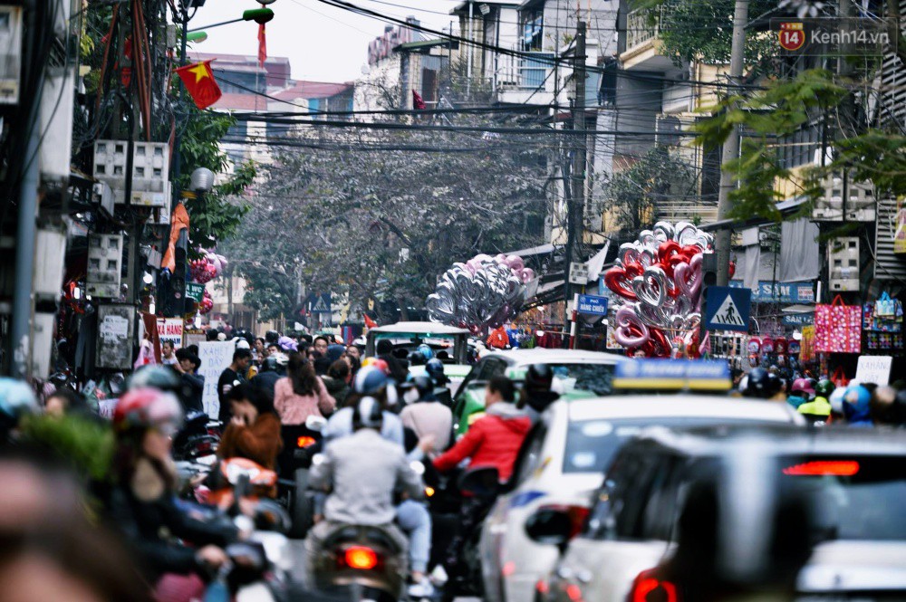 Chiều 29 Tết, người dân thủ đô đổ dồn về phố cổ để mua sắm và cảm nhận không khí Tết ngập tràn