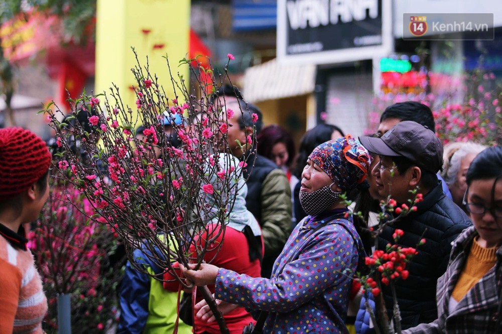 Chiều 29 Tết, người dân thủ đô đổ dồn về phố cổ để mua sắm và cảm nhận không khí Tết ngập tràn