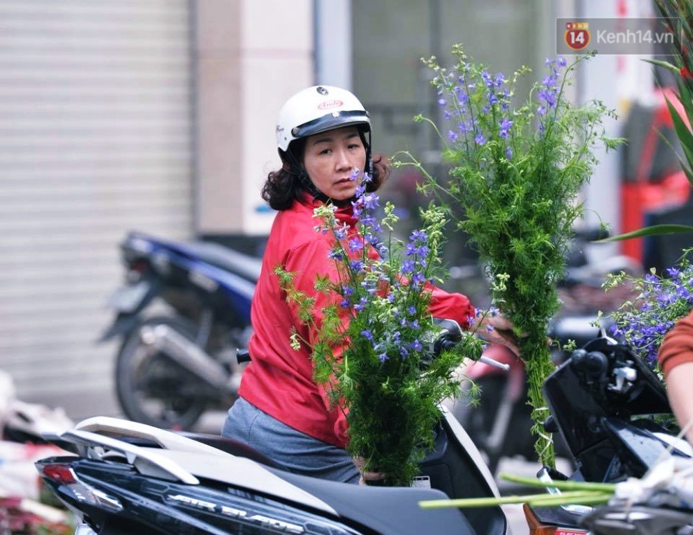 Chiều 29 Tết, người dân thủ đô đổ dồn về phố cổ để mua sắm và cảm nhận không khí Tết ngập tràn