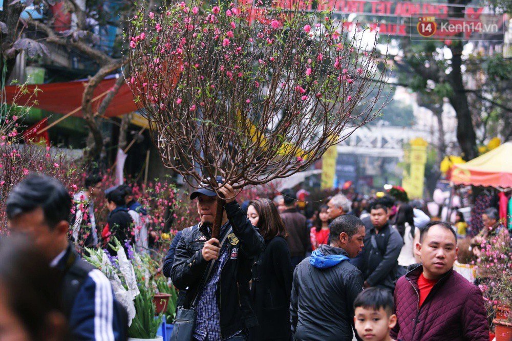 Chiều 29 Tết, người dân thủ đô đổ dồn về phố cổ để mua sắm và cảm nhận không khí Tết ngập tràn