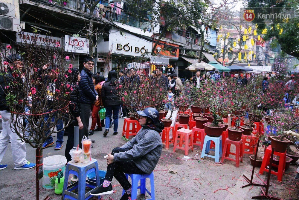 Chiều 29 Tết, người dân thủ đô đổ dồn về phố cổ để mua sắm và cảm nhận không khí Tết ngập tràn