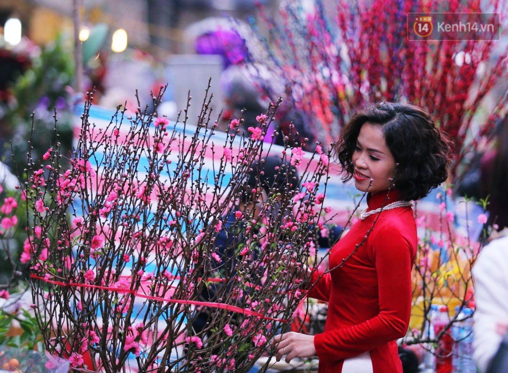 Chiều 29 Tết, người dân thủ đô đổ dồn về phố cổ để mua sắm và cảm nhận không khí Tết ngập tràn