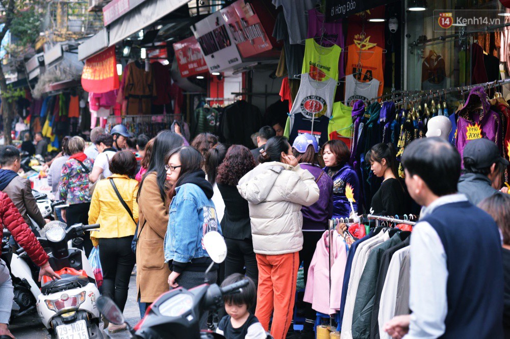 Chiều 29 Tết, người dân thủ đô đổ dồn về phố cổ để mua sắm và cảm nhận không khí Tết ngập tràn